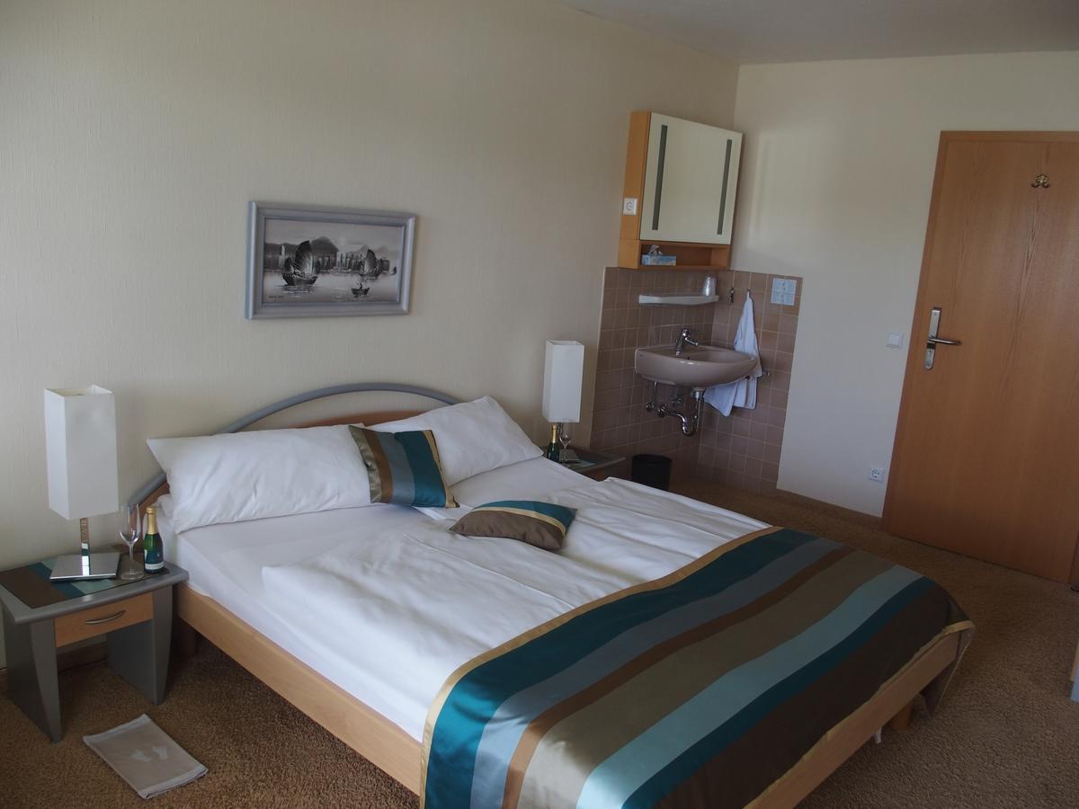 Hotel Pension Cafe Hasler Бодман-Лудвигсхафен Екстериор снимка